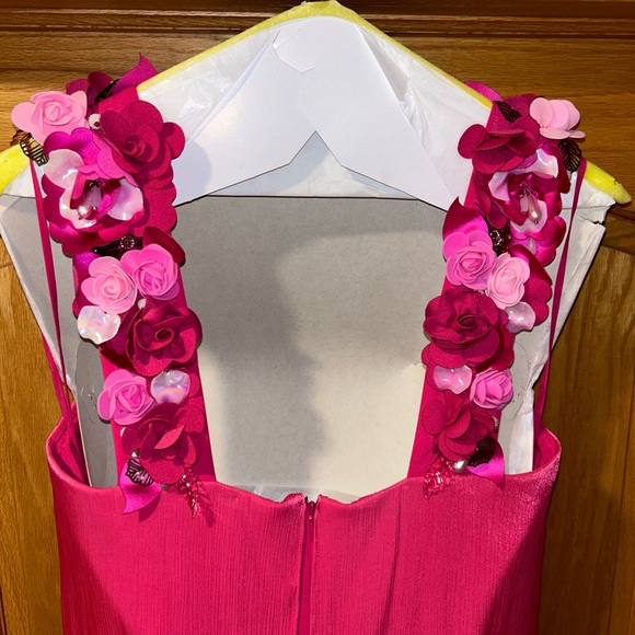 Badgley Mischka Collection
Floral Beaded-Strap Overlay Gown size 6 - Picture 12 of 12